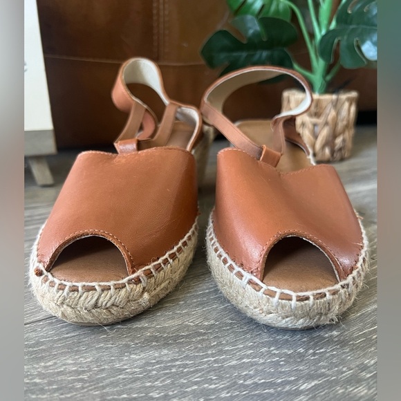 Andre Assous Dainty Peep Toe Espadrille Wedge Sandals in Cuero Tan Size 9 NWOB! - Picture 4 of 9
